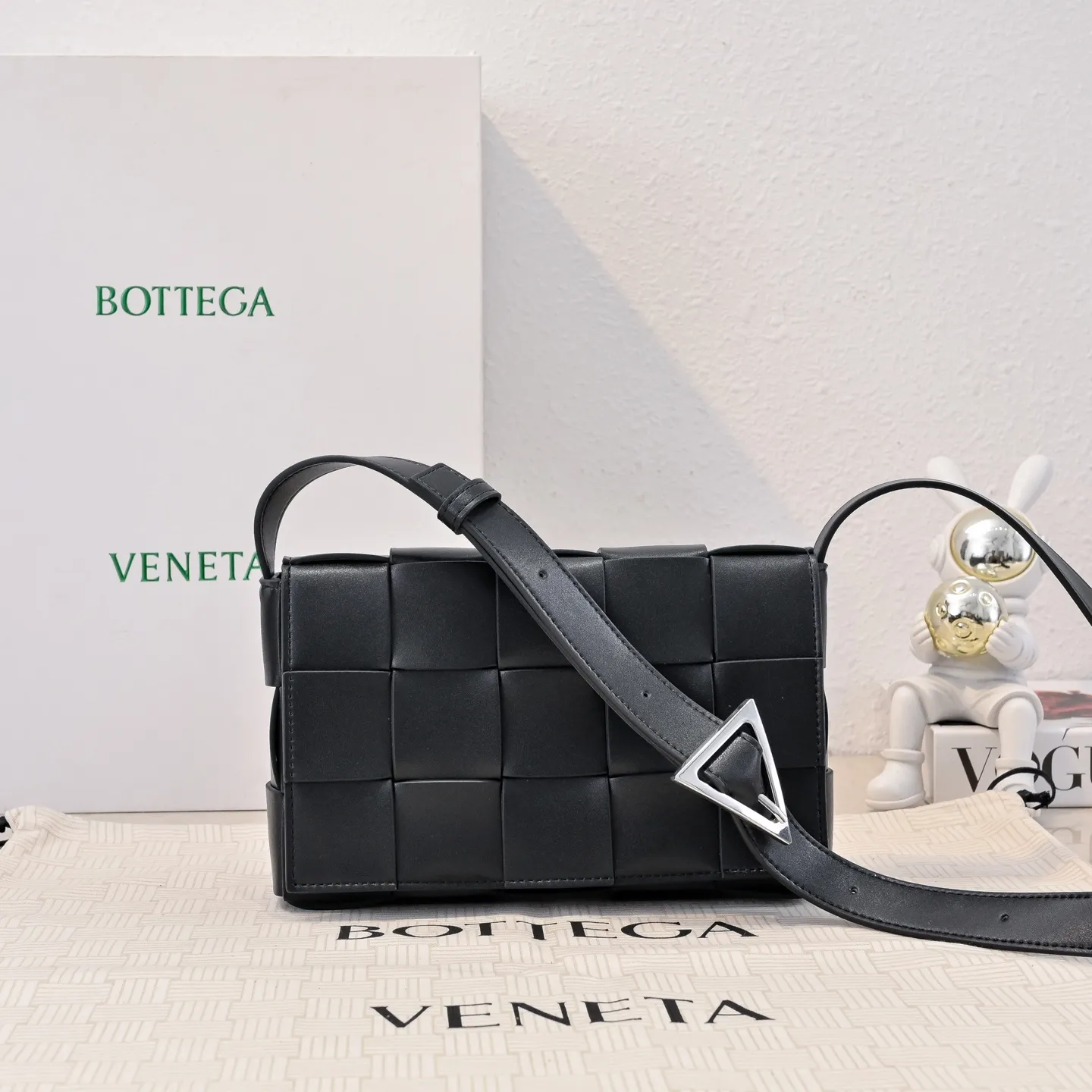 Batch 1520 B Home The new version of CASSETTE has a two-color design with a silver buckle and a hardware triangle buckle. It is really amazing. The two-color urban leather is stiff and fashionable. The lining of the bag is made of suede leather to create a style contrast with the outside. There is no bump in the bag. It is classic weaving, low-key luxury, but there are surprises inside. Simple and easy to wear, suitable for any outfit. Highlights are the same size for men and women. Model: 8768 size：23x15x5